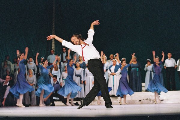 Zorba : L'incarnation de la culture grecque à travers le temps - Film, Roman, Sirtaki et plus encore!